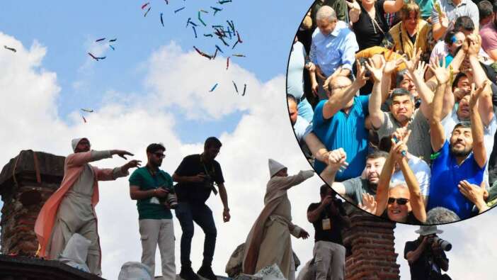 Uluslararası Manisa Mesir Macunu Festivali: 20 dakikada 8 ton mesir macunu saçıldı