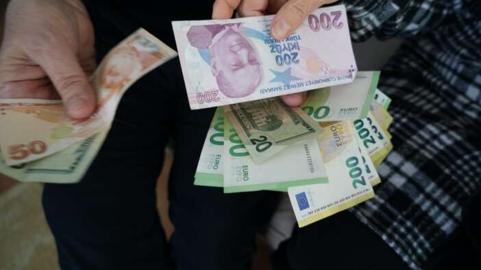 Samsun’da örnek davranış! İçi dolar dolu cüzdanı polise teslim eden çift yürekleri ısıttı