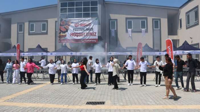 Kahramanmaraş'ta üniversite öğrencileri "İrişkit Festivali"nde kebaba doydu