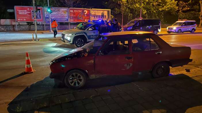 Eskişehir’de film gibi kovalamaca! Polisten kaçan ehliyetsiz sürücü ters yönde kaza yaptı, 40 bin TL ceza yedi