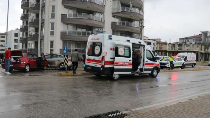 Denizli’de yağış ve sürat faciası! 3 araç çarpıştı, 1’i ağır 8 yaralı
