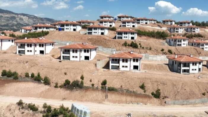 Depremzede muhtar: Villa gibi ev yapılacağını tahmin etmemiştik