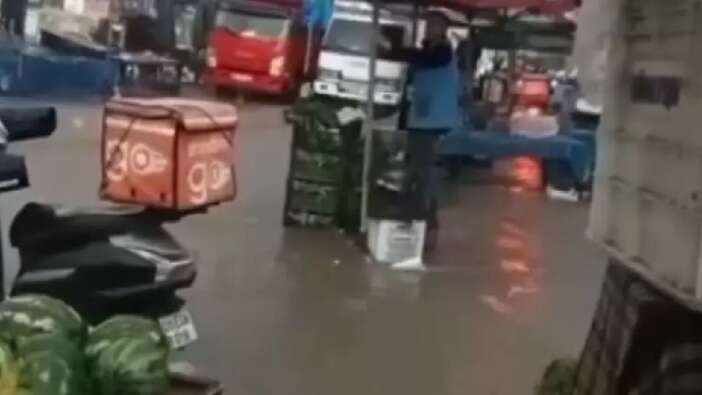 Ankara'yı sel aldı! Ceviz büyüklüğünde yağan dolu trafiği aksattı...