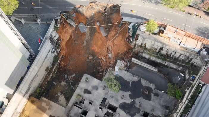 Sarıyer sahil yolu trafiğe kapatıldı, asfaltın kırıldığı anlar kamerada