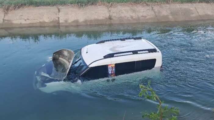 Adana’da hafif ticari araç sulama kanalına uçtu: Sürücü yardımı reddetti