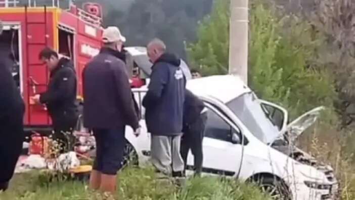 Denizli'de feci kaza! Elektrik direğine çarpan araçta 2 ölü 1 yaralı