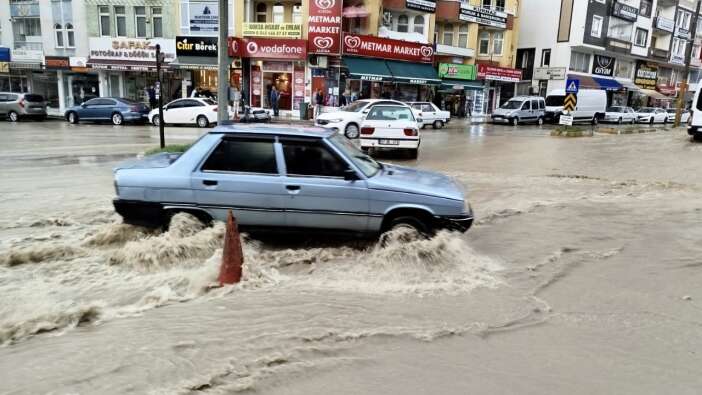 Sinop’u sağanak vurdu: Bazı ev ve iş yerlerini su bastı