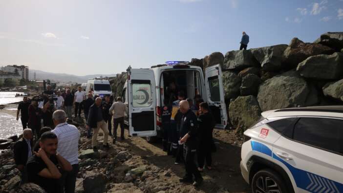 Trabzon'da denize giren 2 arkadaş boğularak yaşamını yitirdi...