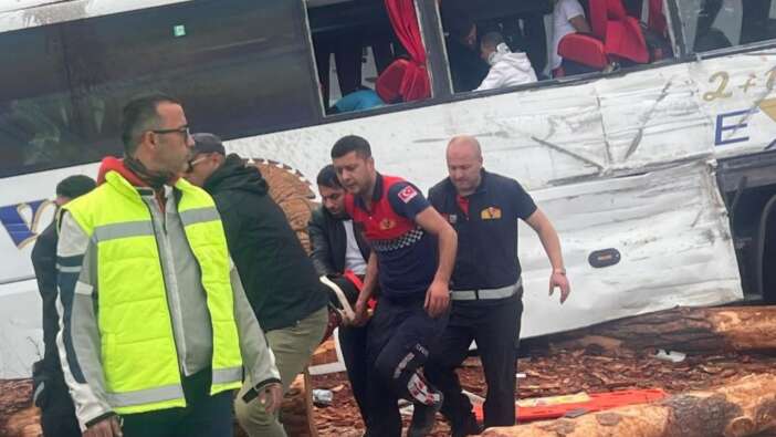 Çanakkale'de yolcu otobüsünün karıştığı zincirleme kaza: 8 ölü, çok sayıda yaralı