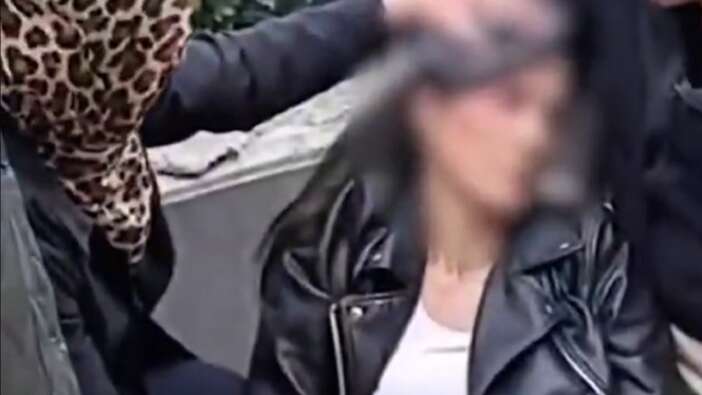 İstanbul Maltepe metrosunda reklam panosu vatandaşın başına düştü! Tedavisi sürüyor...