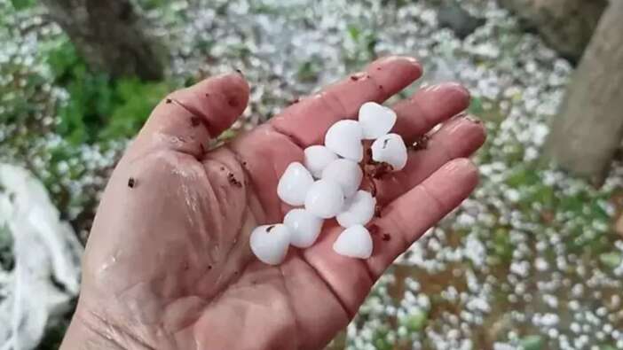 Bir anda bastıran dolu felç etti! Direğe çarpan otomobilde yaralı var