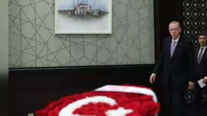 Kabine toplandı! Gündem, PKK'nın kendisini feshetmesi... Bahçeli'den kabineye Türk Bayraklı çiçek!