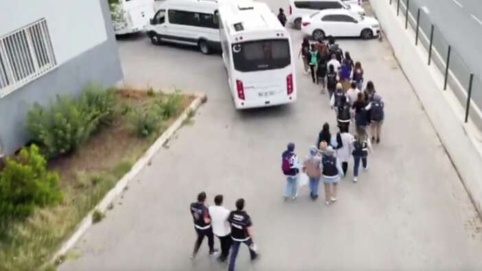 100'den fazla kişiyi dolandırdılar... Dev şebeke çökertildi! 25 ilde eş zamanlı baskın!