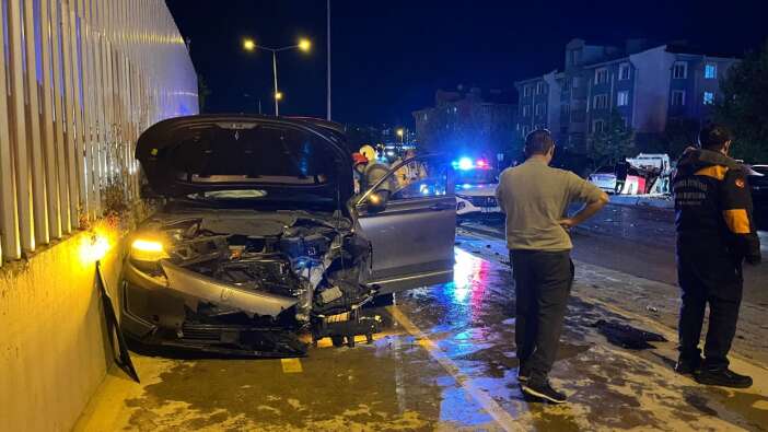 Başakşehir'de iki otomobil çarpıştı: Kazada 5 kişi yaralandı