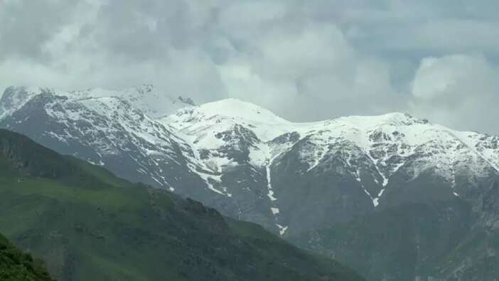 Mayıs ayı sürprizi! Hakkari Yüksekova'da kar yağışı şaşkınlık yarattı