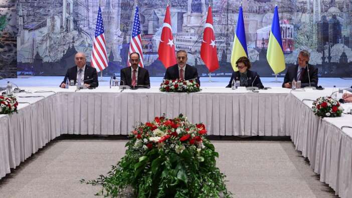 İstanbul'da tarihi zirve: Türkiye-ABD- Ukrayna heyetleri Dolmabahçe'de görüştü