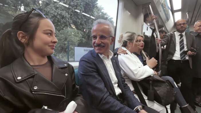 Bakan Uraloğlu'ndan sürpriz yolculuk: Marmaray’a bindi, vatandaşla sohbet etti!