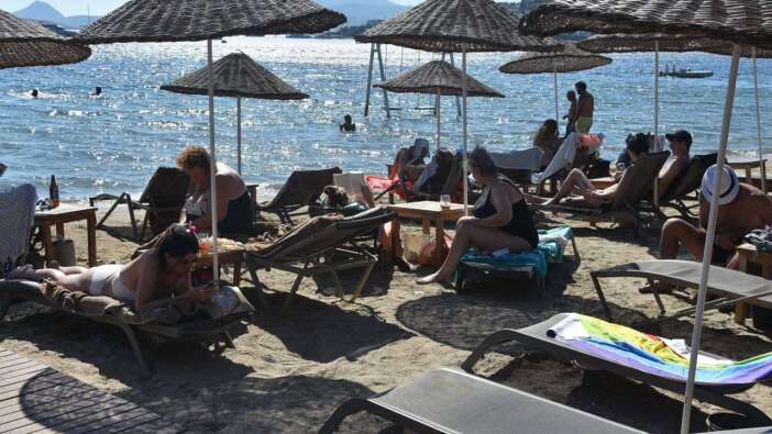 Bodrum'da yaz sezonu başladı... Otellerde oda fiyatları 43 bin lirayı gördü, özel plajlara giriş ücreti 6 bin