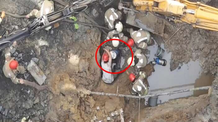 İSKİ'nin kanalizasyon çalışmasında yol çöktü! Göçük altında kalan işçinin kurtarılma anı kamerada