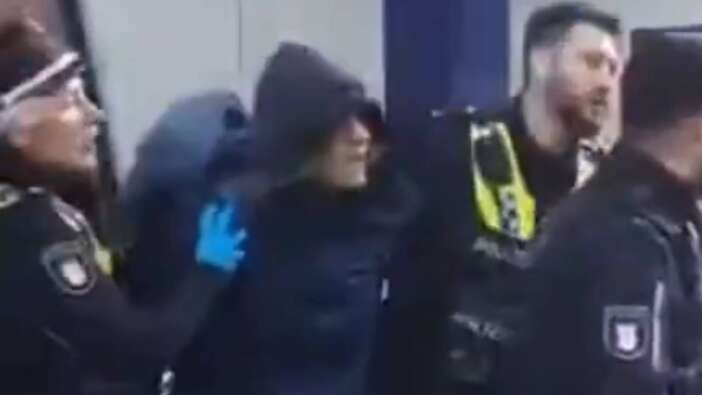 Hamburg Tren İstasyonu'nda bıçaklı kadın dehşeti! 18 kişiyi yaraladı, ortalık kan gölüne döndü