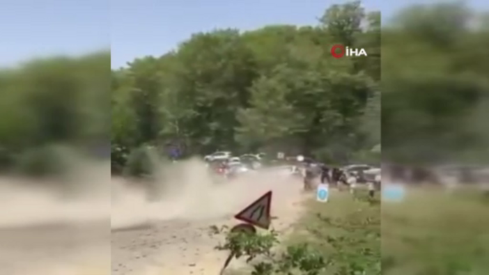 Ralli yarışında dehşet anları! Seyircilerin üzerine uçuyordu, faciadan dönüldü