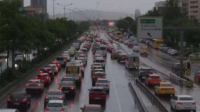 Her yağmurda aynı tablo! Mesai sabahı çileye döndü... İstanbul'da trafik yüzde 80'e ulaştı!