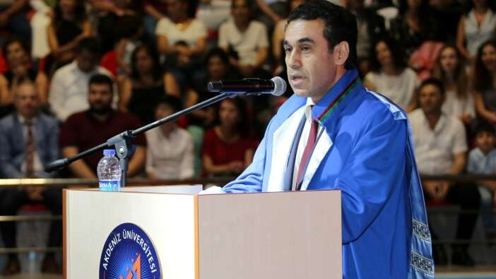 Bir de dekanlık yapmış! 10 yıl boyunca herkesi kandırdı! Profesör sandılar kopyacı çıktı