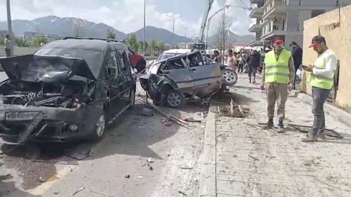 Freni boşalan beton mikseri Erzurum'u savaş alanına çevirdi: Onlarca araca çarptıktan sonra devrildi