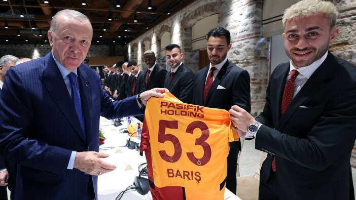 Galatasaray'dan Dolmabahçe'ye tam kadro ziyaret: Cumhurbaşkanı Erdoğan'a 53 numaralı forma hediye edildi