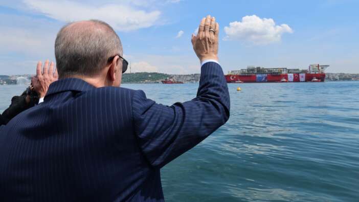 Cumhurbaşkanı Erdoğan Dolmabahçe'den uğurladı: Doğalgaz üretim platformu Osman Gazi Karadeniz'e açıldı