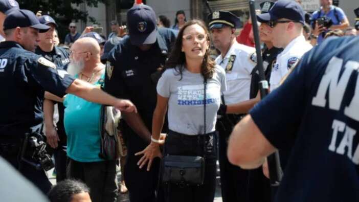 Chuck Schumer'e imza gününde protesto: Ellerinde hep Filistinlilerin kanı olacak