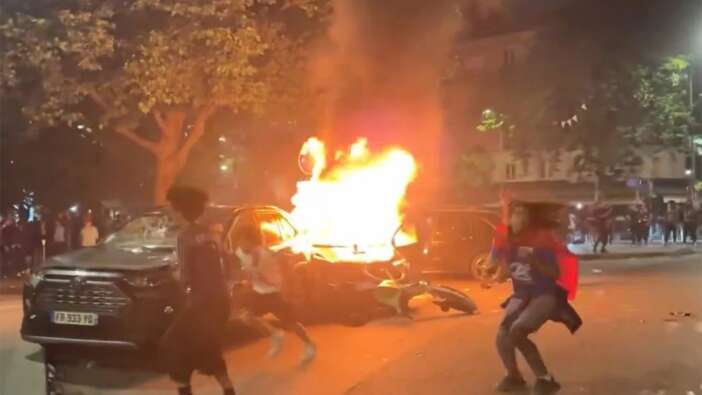 PSG tarih yazdı, Paris karıştı! Metro durakları kapatıldı, izdiham yaşandı! Şampiyonluk kutlamaları 81 gözaltıyla bitti!