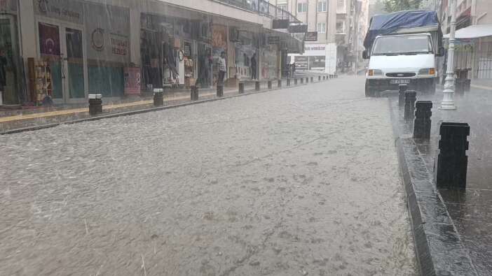 Amasya'da sağanak ve dolu etkili oldu! Ev ve işyerlerini su bastı...