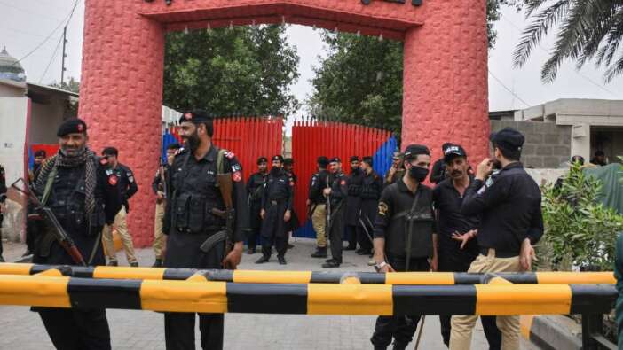 Pakistan’da deprem tahliyesinde kargaşadan yararlanan 216 mahkum hapishaneden firar etti