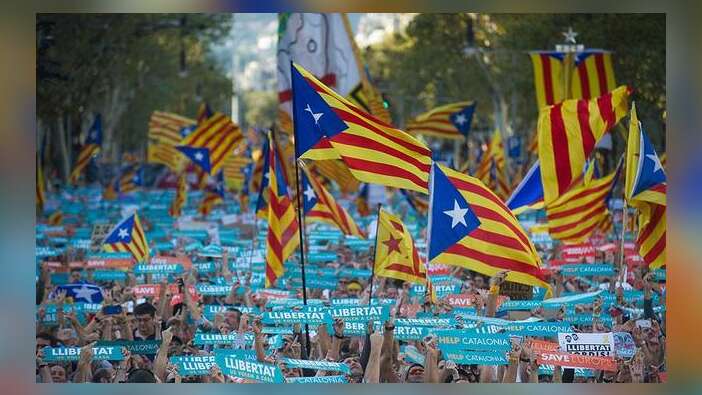 Bağımsızlık yanlısı Katalanlar Barcelona'da sokağa döküldü!