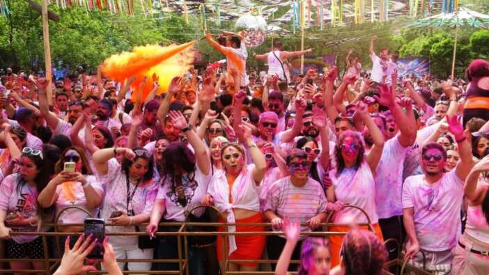 Van'da bayram coşkusu renklendi: İranlı turistler boya ve su festivalinde eğlendi!