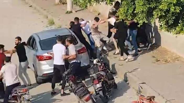 İskenderun’da sokak ortasında kavga: 17 kişi birbirine girdi