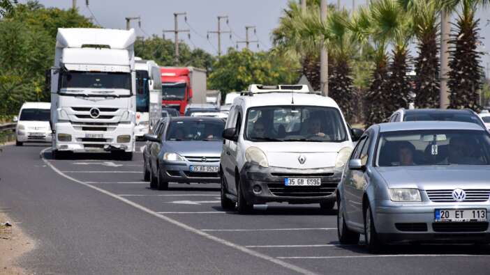 Bayram tatili bitti! İzmir, Manisa ve Aydın'da trafik felç
