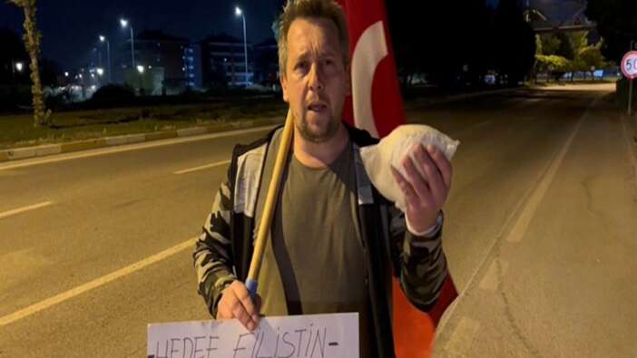 Gazze'ye yürüyor: Elinde bir paket un ve Türk bayrağı var... "Filistin'deki çocuklar da benim çocuklarım kadar değerli"