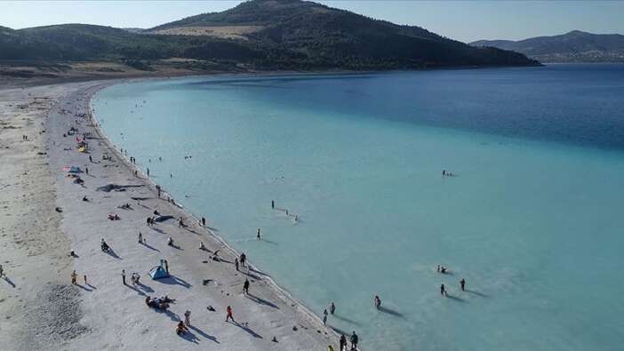 Salda Gölü’ne girmişlerdi! Baba ve oğul boğuldu, kızı ise vatandaşlar kurtardı...