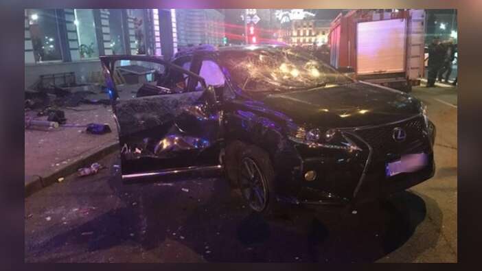 Ukrayna’da araç kalabalığın arasına daldı...