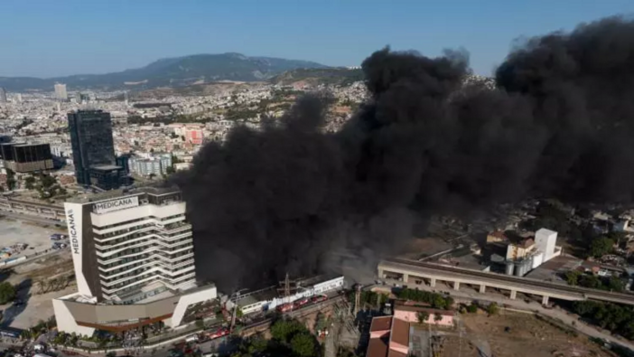 İzmir'de korku dolu anlar! Hastane yakınında büyük yangın: Tüm hastalar nakliye edildi