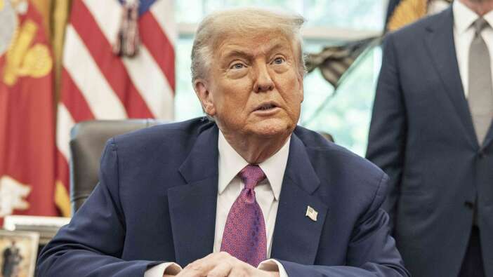 Ekonomi ile de savaşıyor! Trump’tan Fed başkanına ağır sözler: “Aptal biri faiz indirmez!”