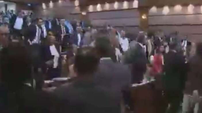 İBB Meclisi’nde kıyamet koptu! AK Parti ve CHP'li üyeler birbirine girdi: Yumruklar havada uçuştu!