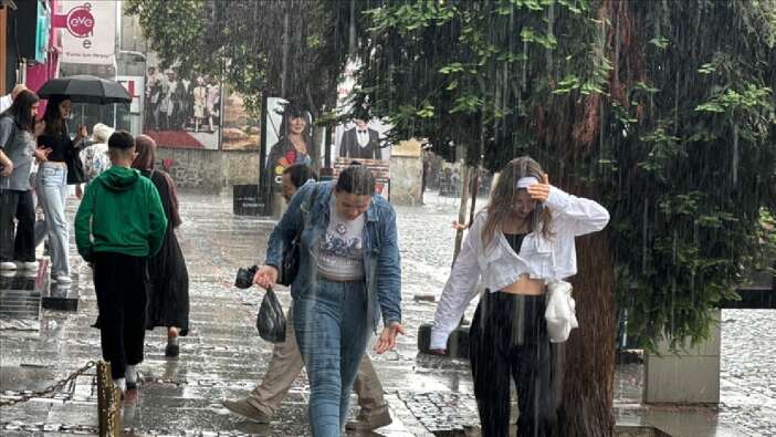 Edirne'de sağanak sıcaktan bunalan vatandaşları serinletti