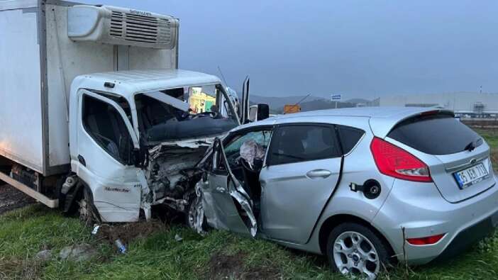 Balıkesir’de kamyon ile otomobil çarpıştı: 1 ölü, 1 yaralı
