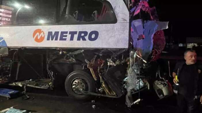Sakarya'da yolcu otobüsü TIR’a arkadan çarptı: 2’si ağır, 12 kişi yaralandı