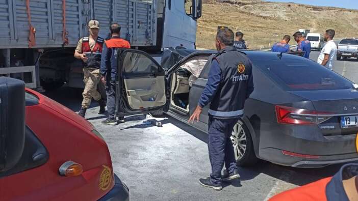Makam aracı tıra çarptı! Adilcevaz Kaymakamı Nurhalil Özçelik trafik kazası geçirdi