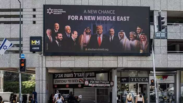 İsrail'den Tel Aviv'de skandal afiş: Suudi lider, Trump ve Netanyahu ile yan yana... "Orta Doğu için yeni bir şans"
