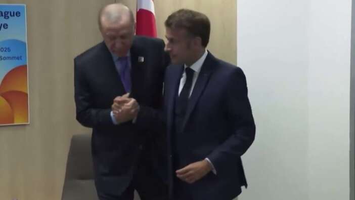 Macron madara oldu! Erdoğan’dan Macron’a vücut dili dersi! Rus medyası: “Bayblade gibi döndü”